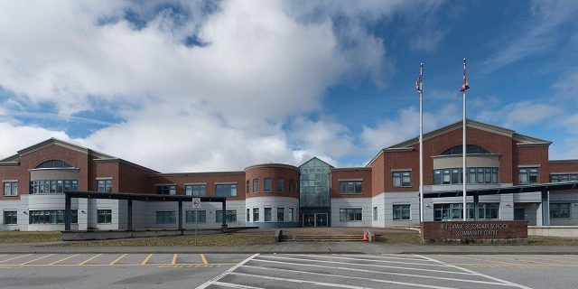 ヘンリー・ジェームス・キャンビー・セカンダリー・スクール H.J. Cambie Secondary School