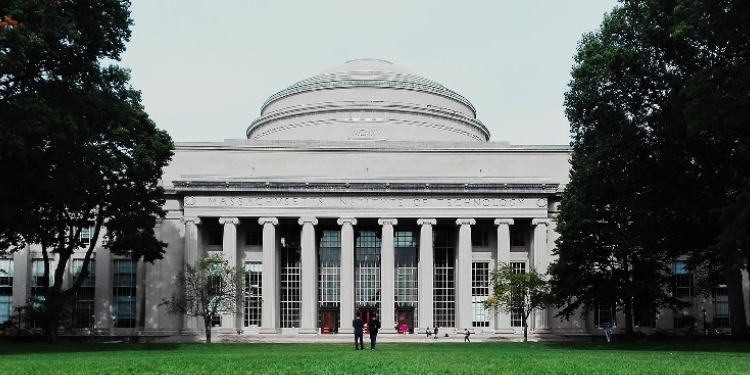学生社会人シニア大人むけ短期長期語学留学 アメリカマサチューセッツ州ボストン 語学学校 MIT