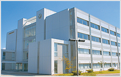 人間総合科学大学は埼玉県にある医療系の大学で、人間科学部・保健医療学部のほか大学院を併設。ダブルスクール希望者は「人間総合大学人間科学部心身健康科学科（通信教育課程）」に入学できます。