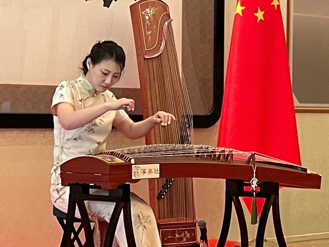 伝統文化琴の演奏家劉　一葉様