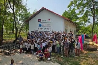 寄贈したアンロンプアウ小学校