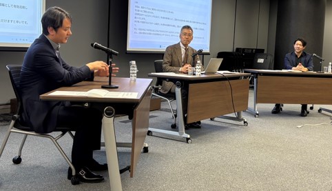 左から平川雅之氏、大月延亮客員教授、石坂政一氏