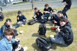 先輩の作った仙台芋煮を食べる