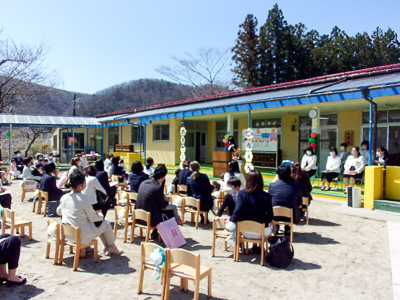 友愛幼稚園の園庭で入園式