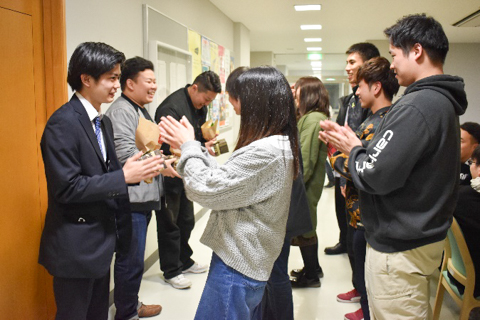 「新入生学外研修」の報告会と慰労会