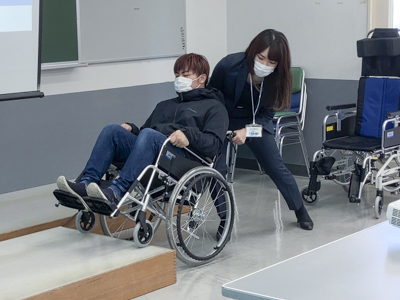 車いすで段差のクリアー体験