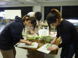 理学療法学専攻の4年生が仙台芋煮をつくる