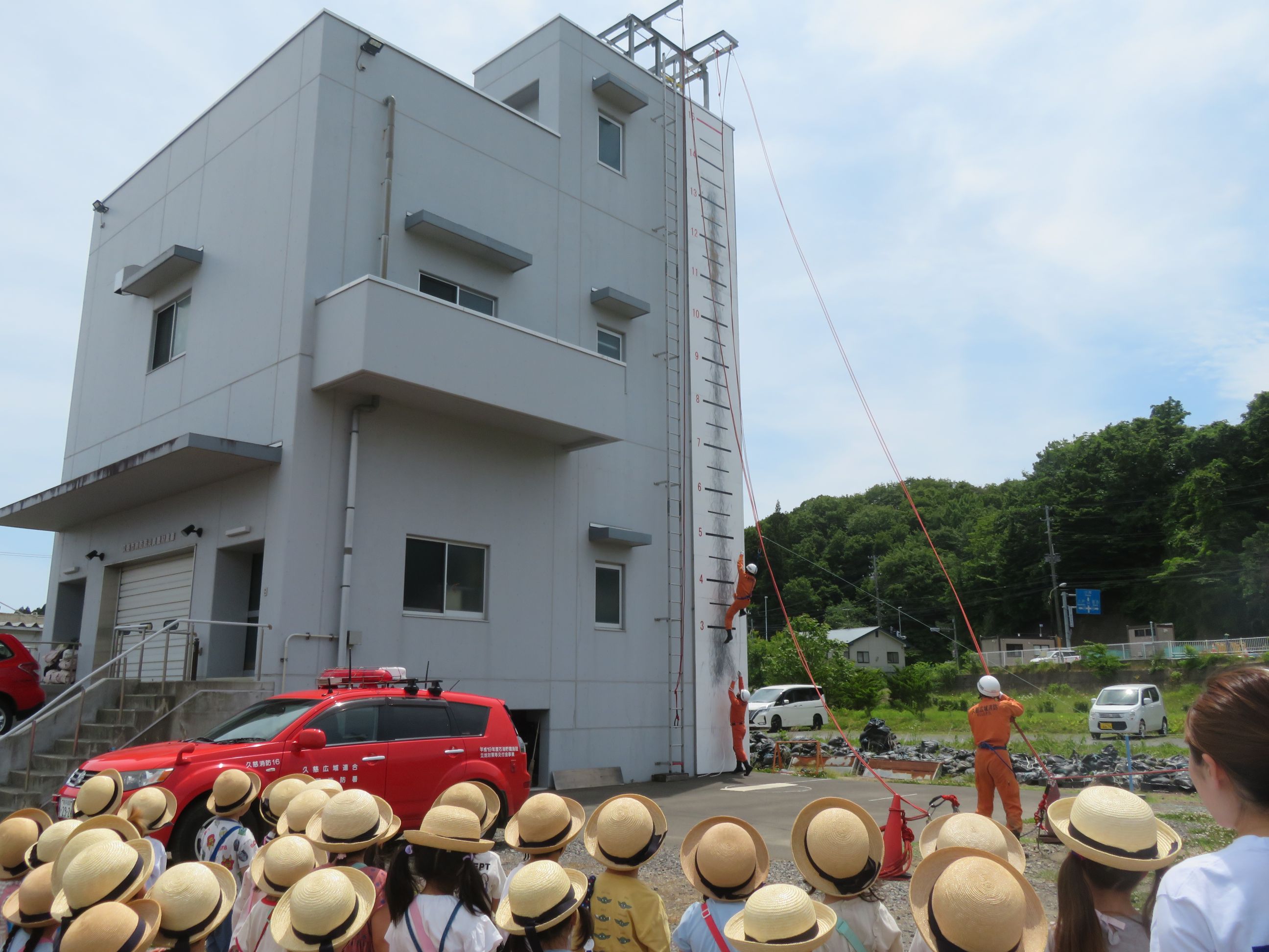 壁を登る消防士