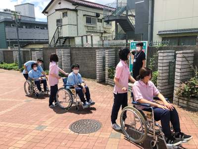 坂道は後ろ向きで介助。声がけし、ゆっくり移動しましょう!!