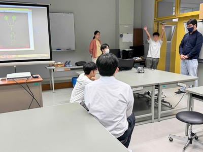 参加者が姿勢で車型ロボットを前進させる