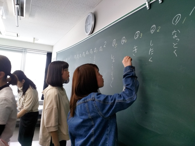 漢字の読み書きチェック中!活字離れ、してないかな?