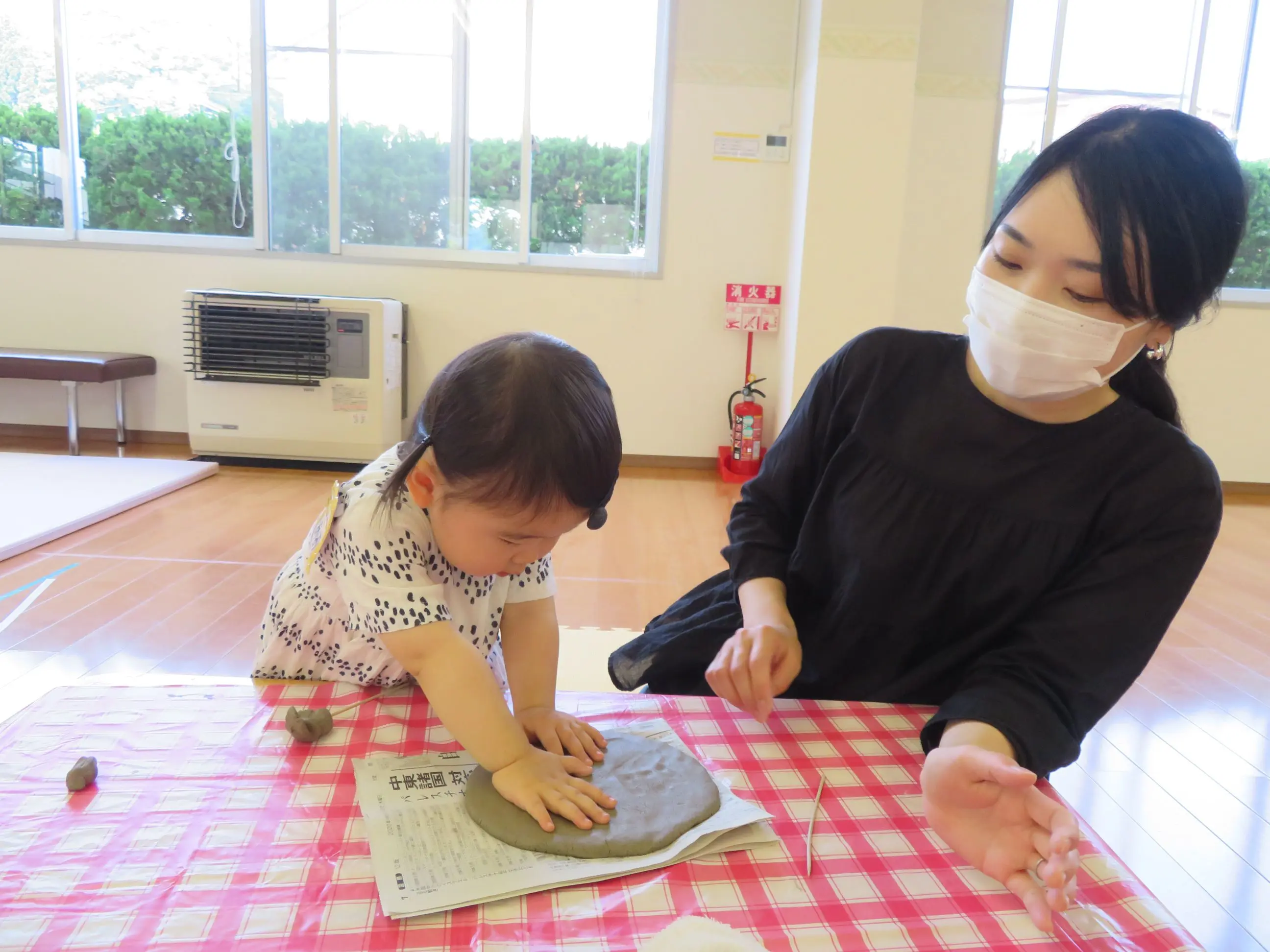 お母さんと一緒にぺたぺた