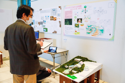 東北文化学園専門学校卒業制作展 審査の様子