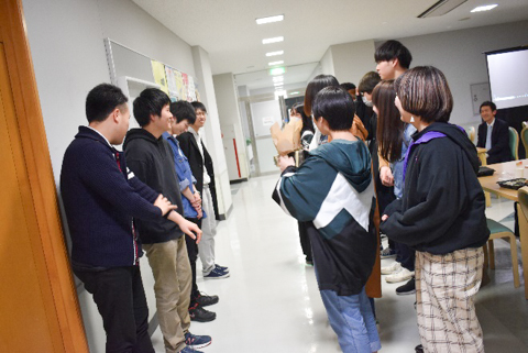 「新入生学外研修」の報告会と慰労会