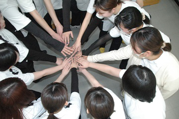 「全員合格するぞー!」の掛け声で円陣を組みました。