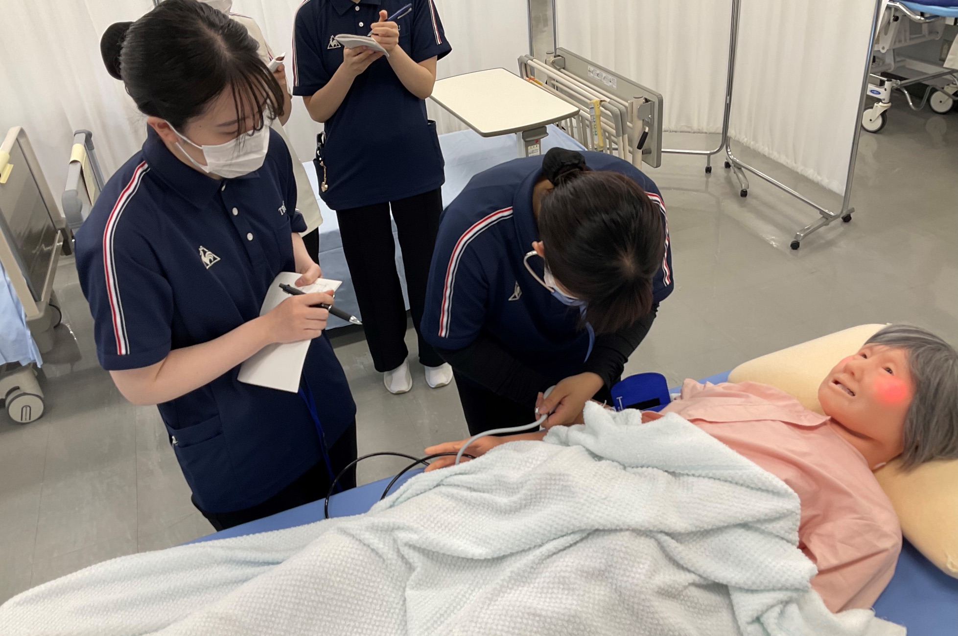 バイタルサイン測定中。そのほかにも顔色や症状の有無について観察します。