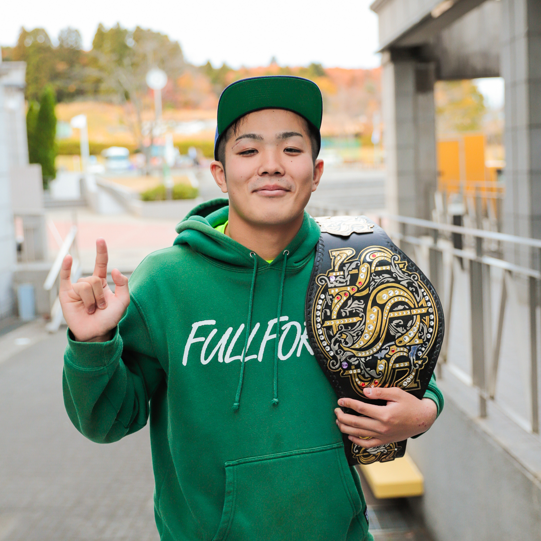 「CHALLENGE.20」のグラップリング部門のチャンピオンベルトを抱える鈴木さん