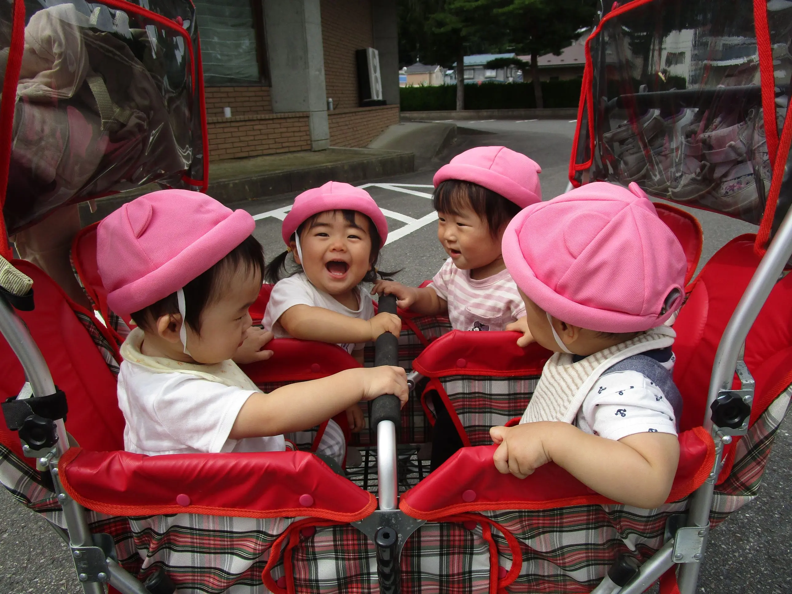 カートに乗る4人の子ども達