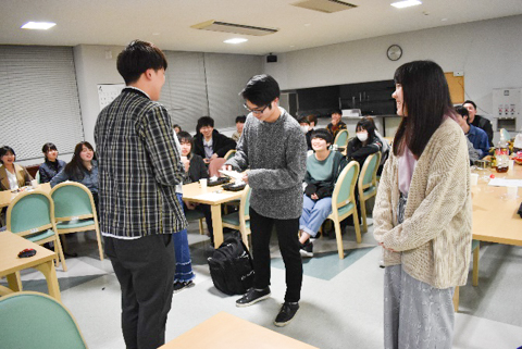 「新入生学外研修」の報告会と慰労会