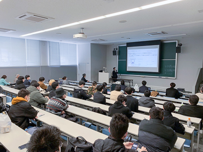 発表を聴講する学生と教員