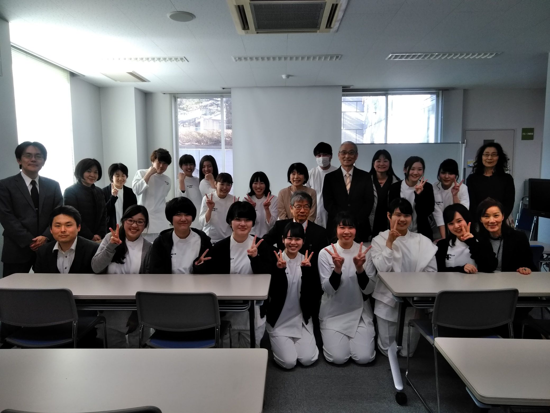 今年度最後のオープンキャンパス担当の学生と教員と記念写真