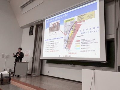 大講義室で東日本大震災での建設業者の活躍報告