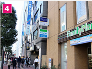 三井住友銀行、三菱東京UFJ銀行を通り過ぎて、ファミリーマートがみえてきたらもう少しで到着です。