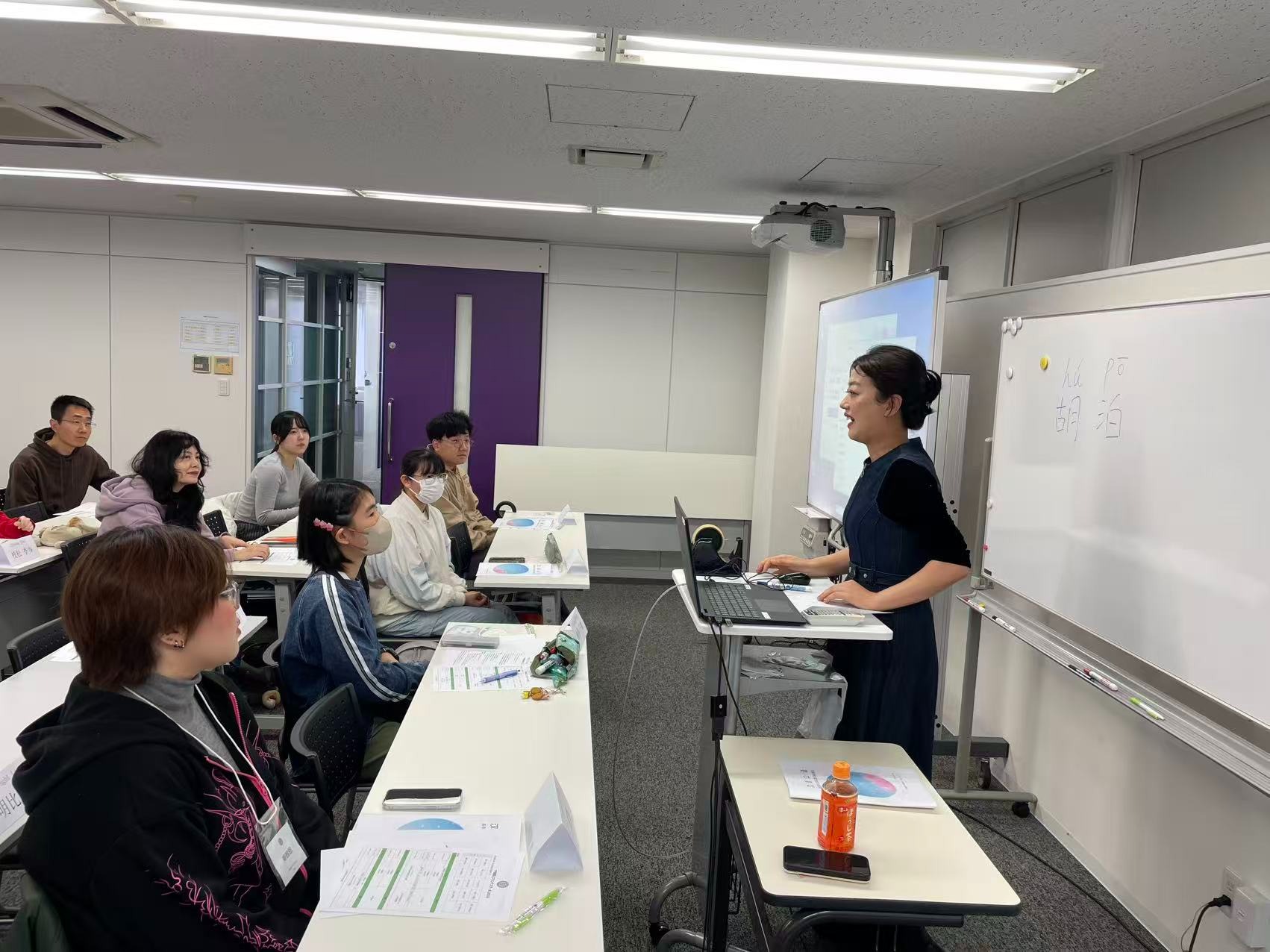 北京語言大学東京校で中国語レッスンを受ける高校生