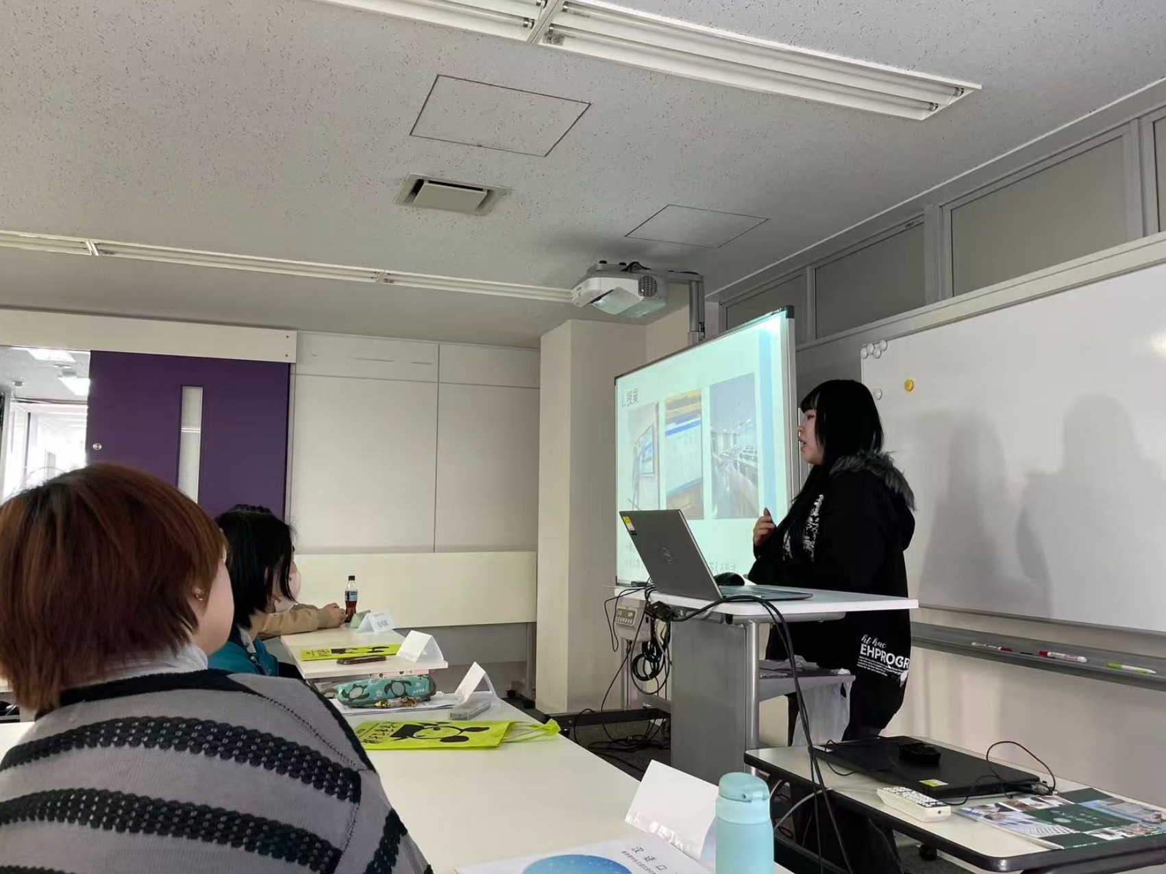 北京本校への留学経験を話す先輩と話を聞く参加者