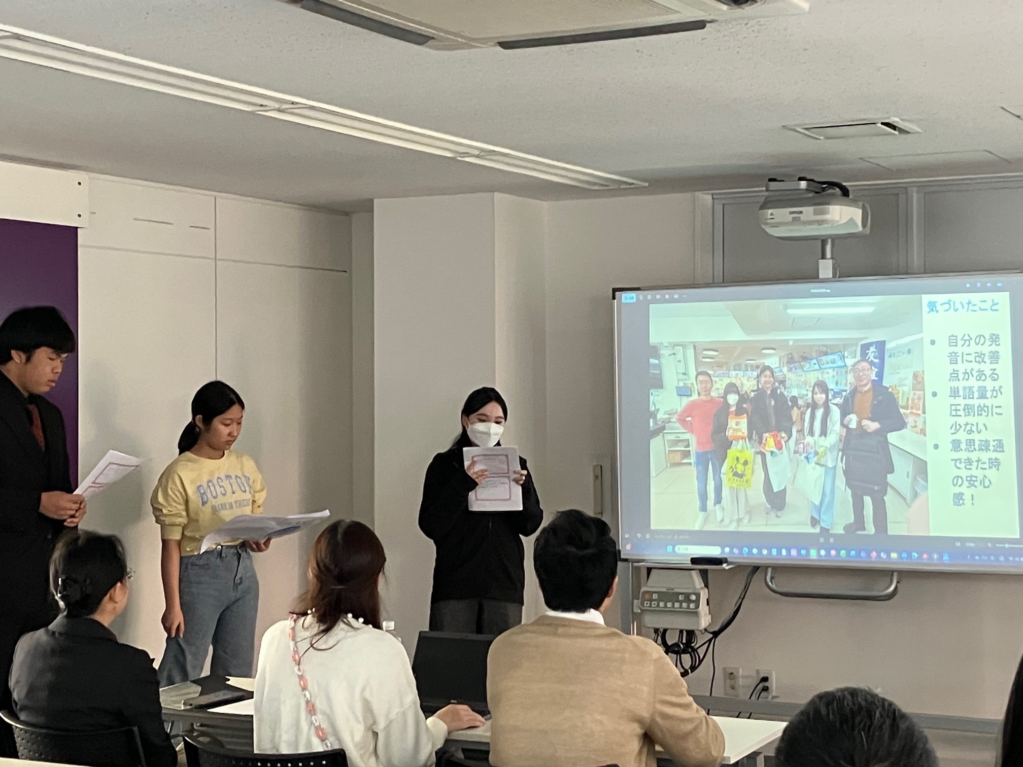 グループ発表会で発表する参加者