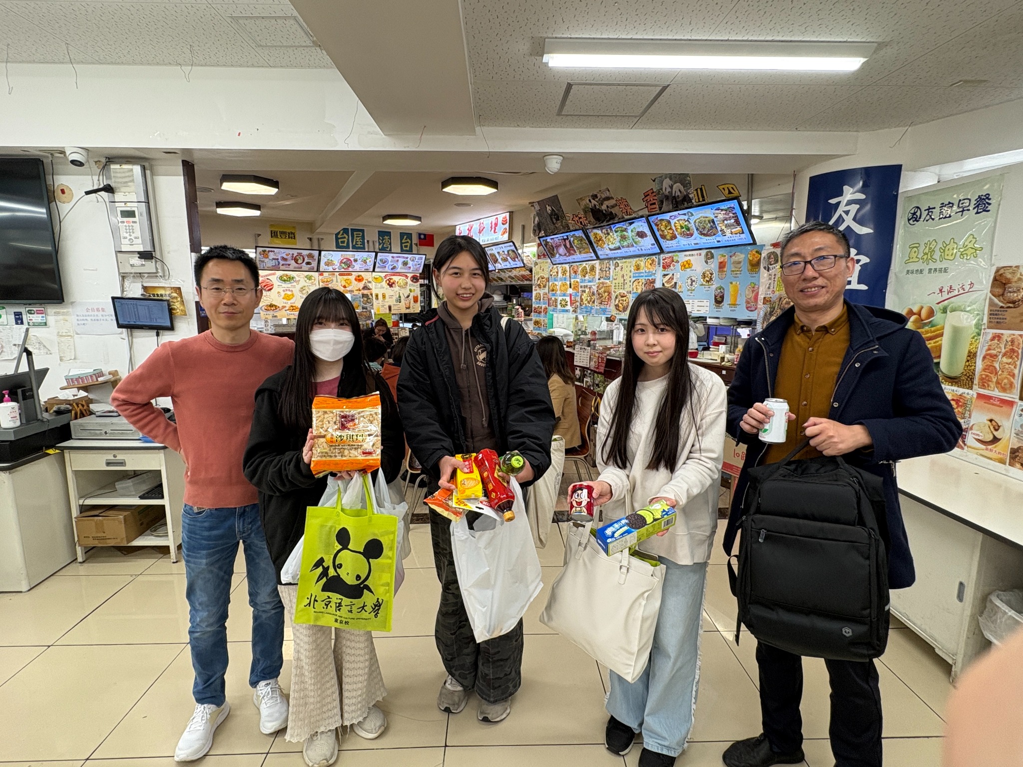 池袋チャイナタウンを散策する高校生