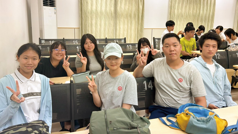 POINT 1：中国人高校生と国際交流