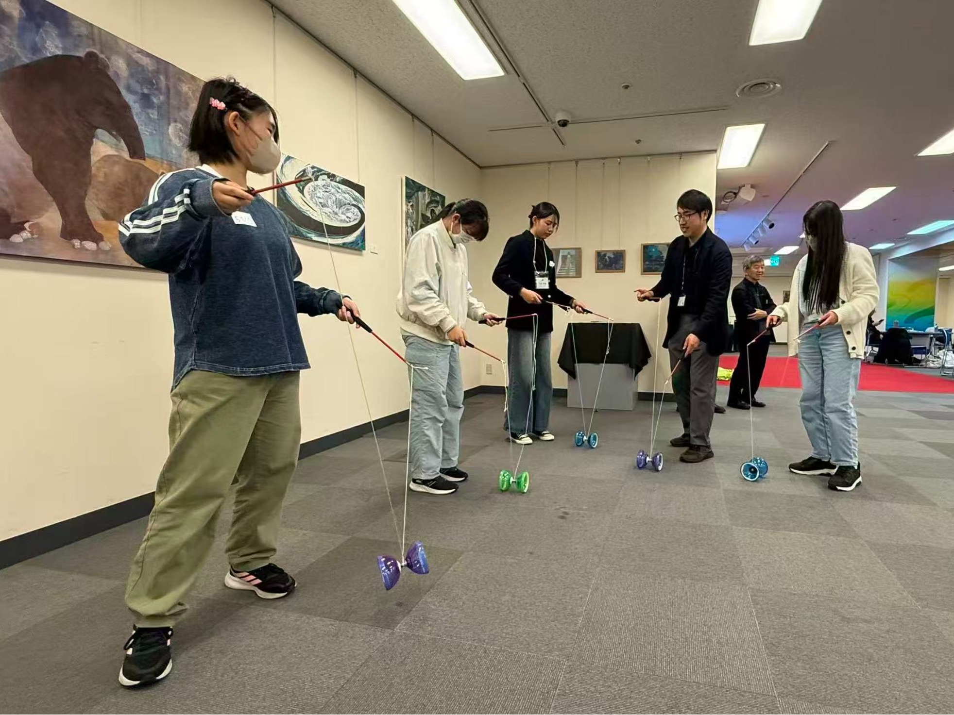 中国文化センターで文化体験をする高校生