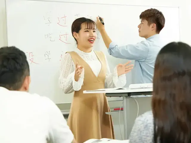 授業で中国語を発表する学生