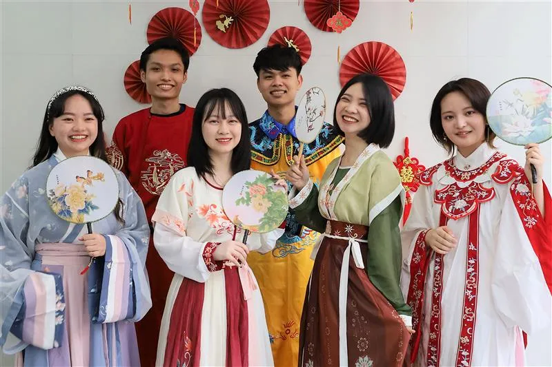 中国の伝統衣装を着た学生たち