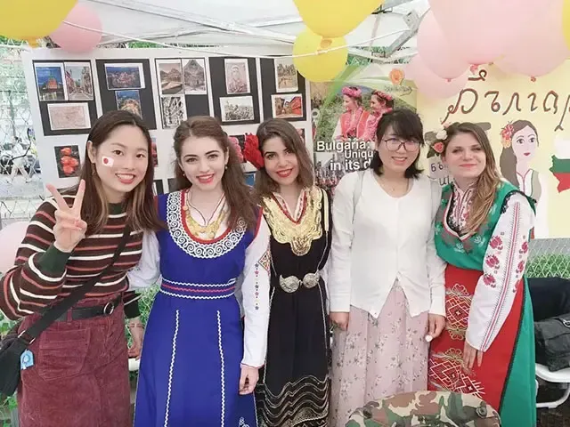 国際文化祭で各国の民族衣装の学生と交流