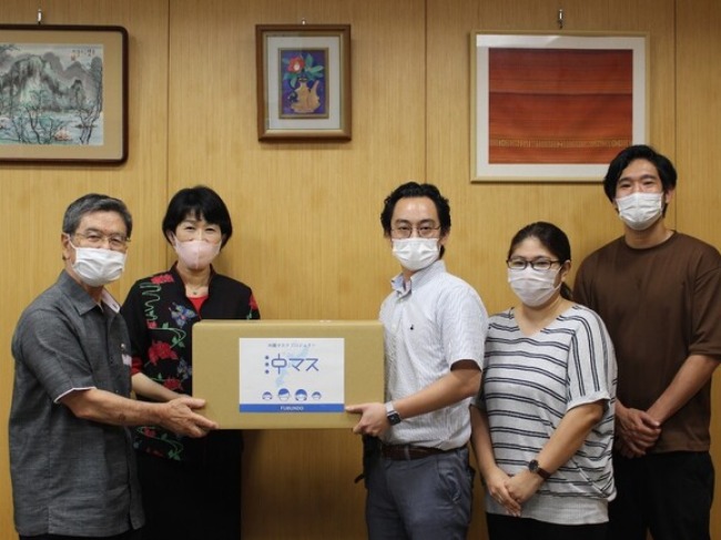 YUKAZE谷社長よりマスクの贈呈を受ける山内理事長