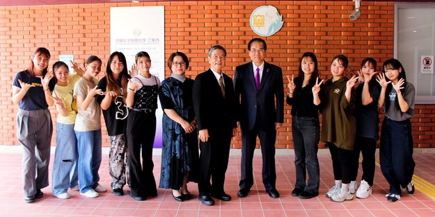中央左より沖縄女子短期大学金城学長、山内理事長、タイケン学園柴岡理事長を取り囲む沖縄女子短期大学学生