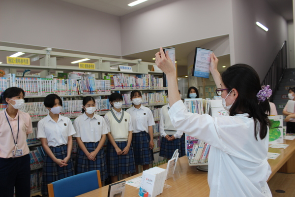 沖縄女子短期大学の図書館は絵本、紙芝居等の児童書の蔵書数の多さが特徴的です。書店などではなかなか見る事の出来ない大型絵本などもあるのでぜひ遊びに来てください