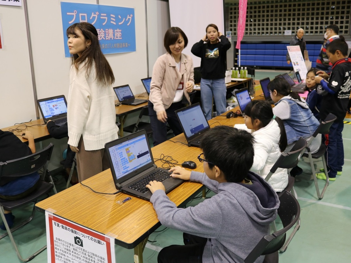 沖縄女子短期大学_未来のIT人材創造事業_プログラミング教育_産学連携推進室_比嘉勇太_児童教育学科_新垣さき