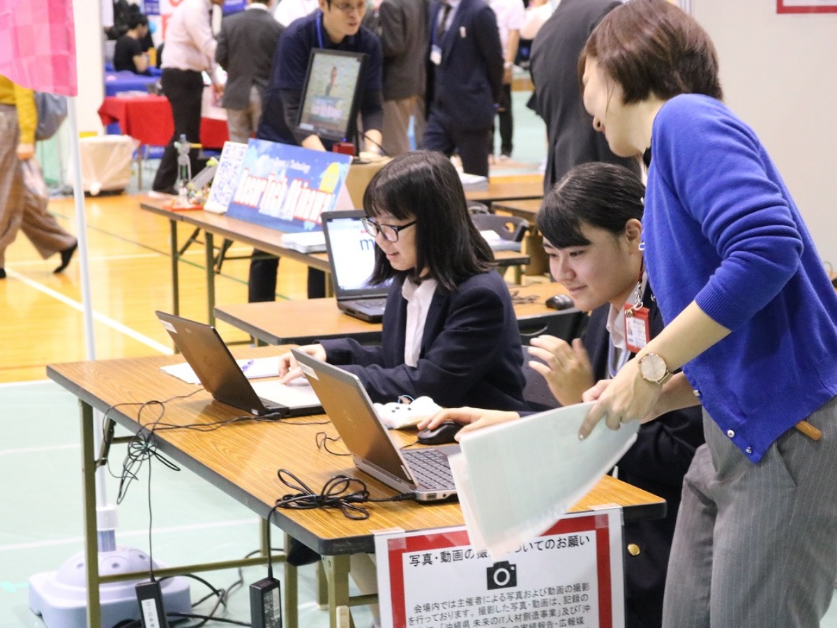 沖縄女子短期大学_未来のIT人材創造事業_プログラミング教育_産学連携推進室_比嘉勇太_児童教育学科_新垣さき