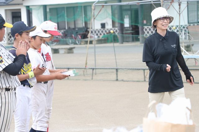 表彰式、4チームへ授与