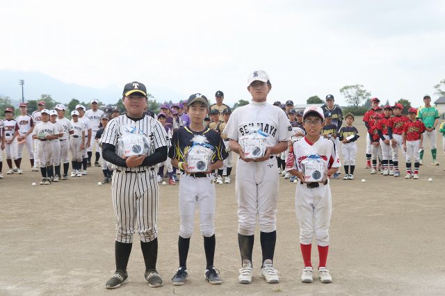 優勝チームから優秀賞を表彰