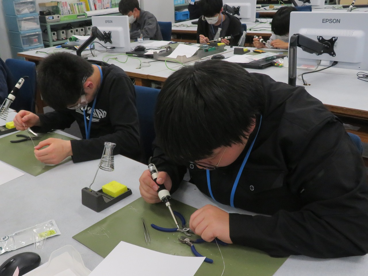 1年生電子物理学実験の授業風景
