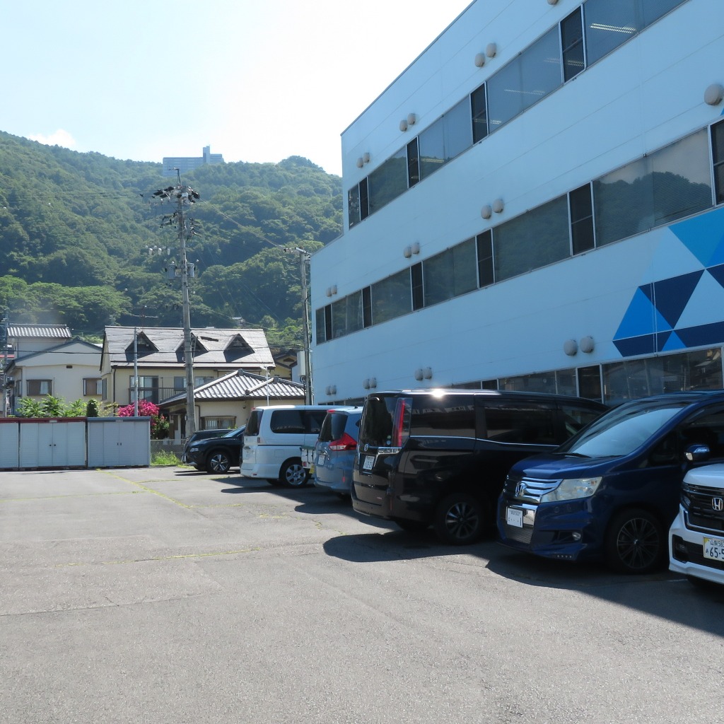 駐車場は校舎の脇にあります