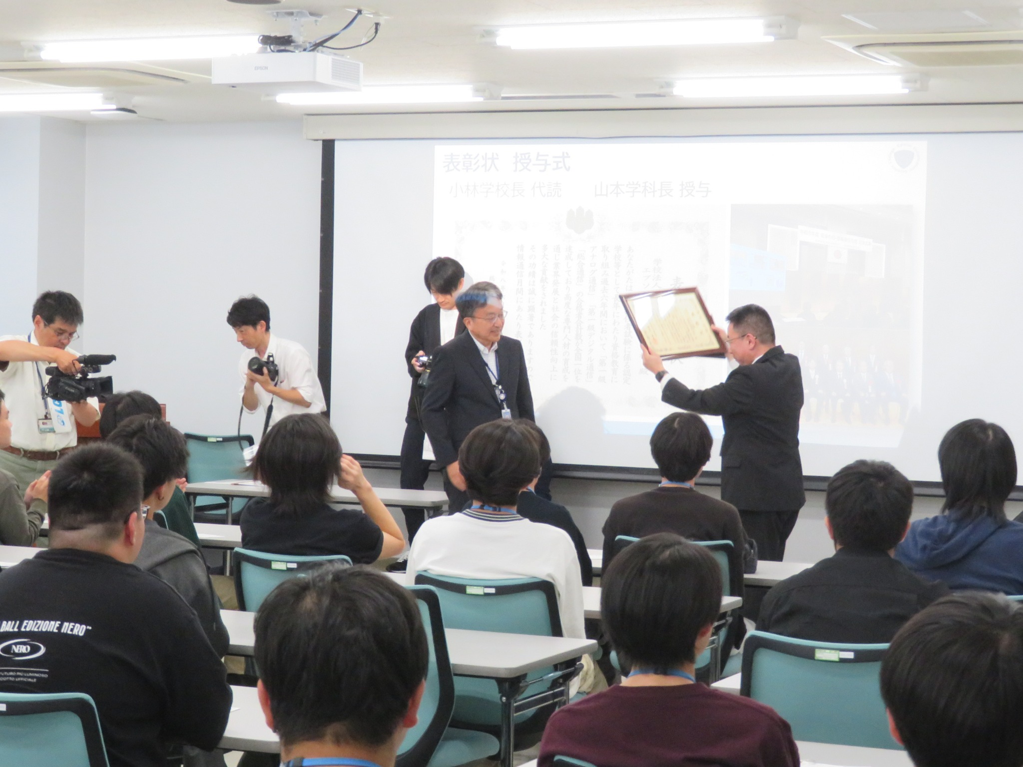 学校長から山本学科長に授与