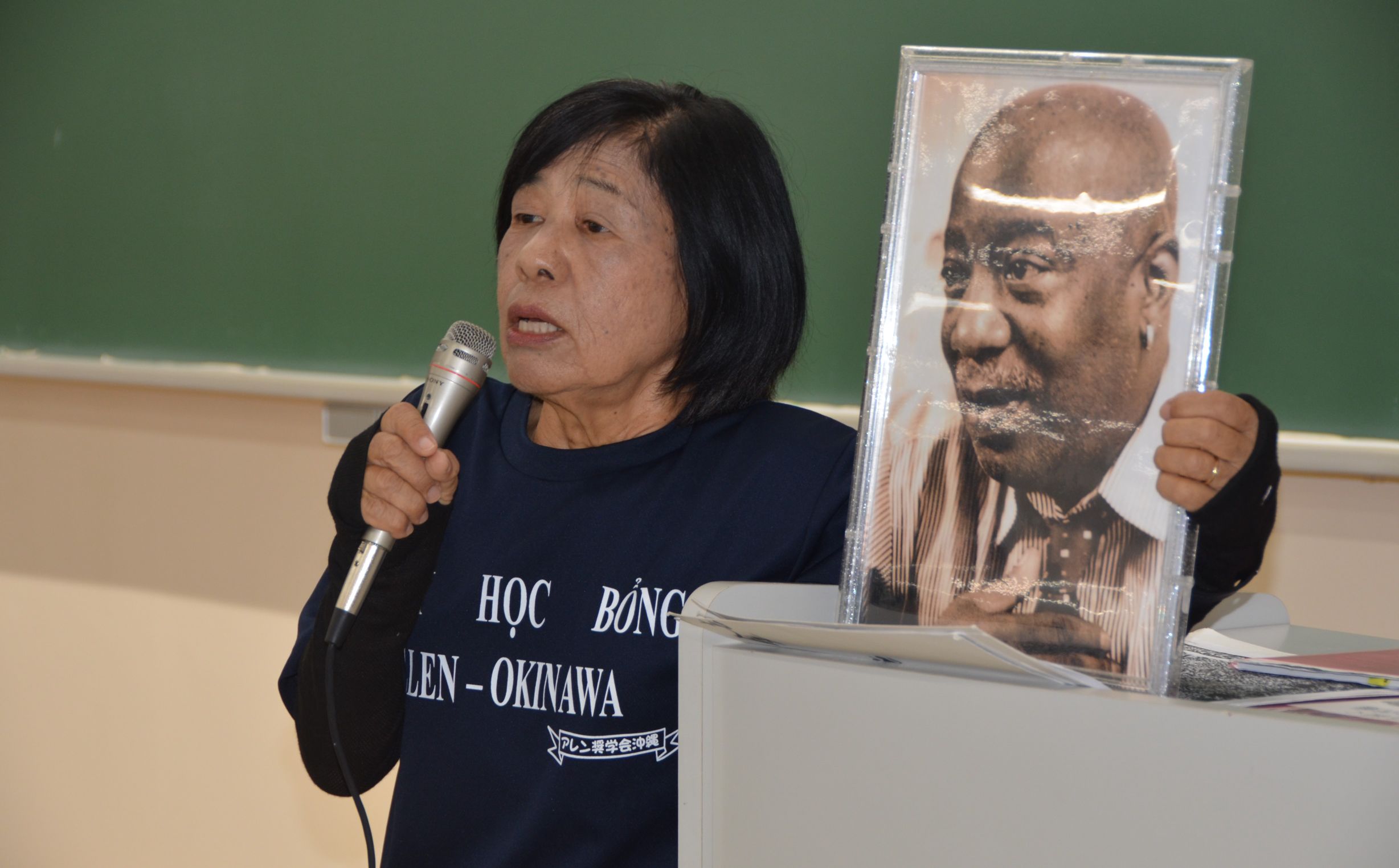 講話を行う宜野座映子さん