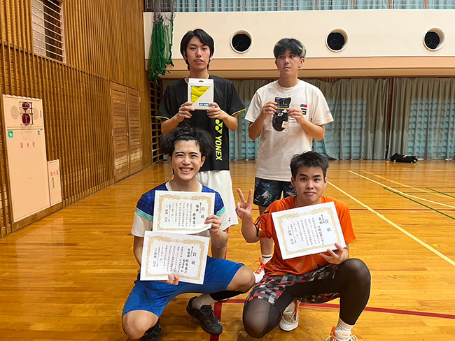 写真前列左から男子団体優勝の稲嶺さん、重田さん、後列左から多和田さん、仲地さん