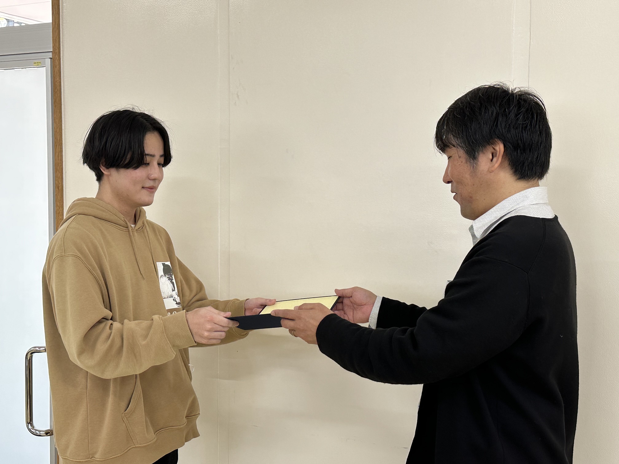 写真左から饒平名佑哉さん写真左、大山先生写真右