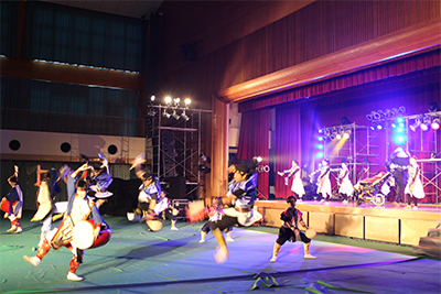 体育館でのエイサー演舞の様子